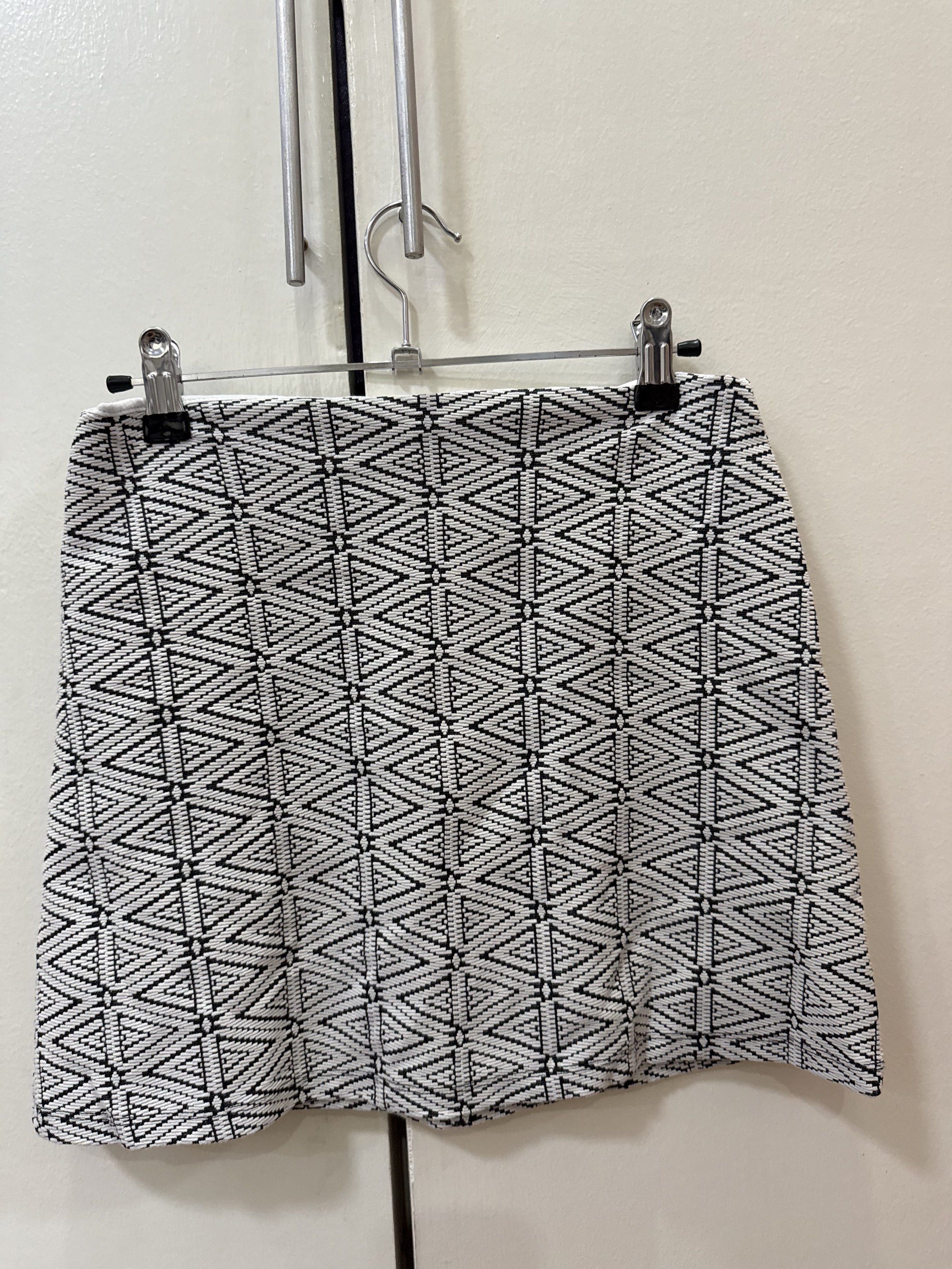 Topshop Geometric Mini Skirt (Category: Skirts) located in Las Pinas. Submitted by kva13 (Listing ID 1418426525, Image 1). Description: - Topshop mini skirt - Unique black and white geometric pattern - Zipper closure at the back - Size: UK 8 / EUR 36 / US 4 - Made in Turkey.