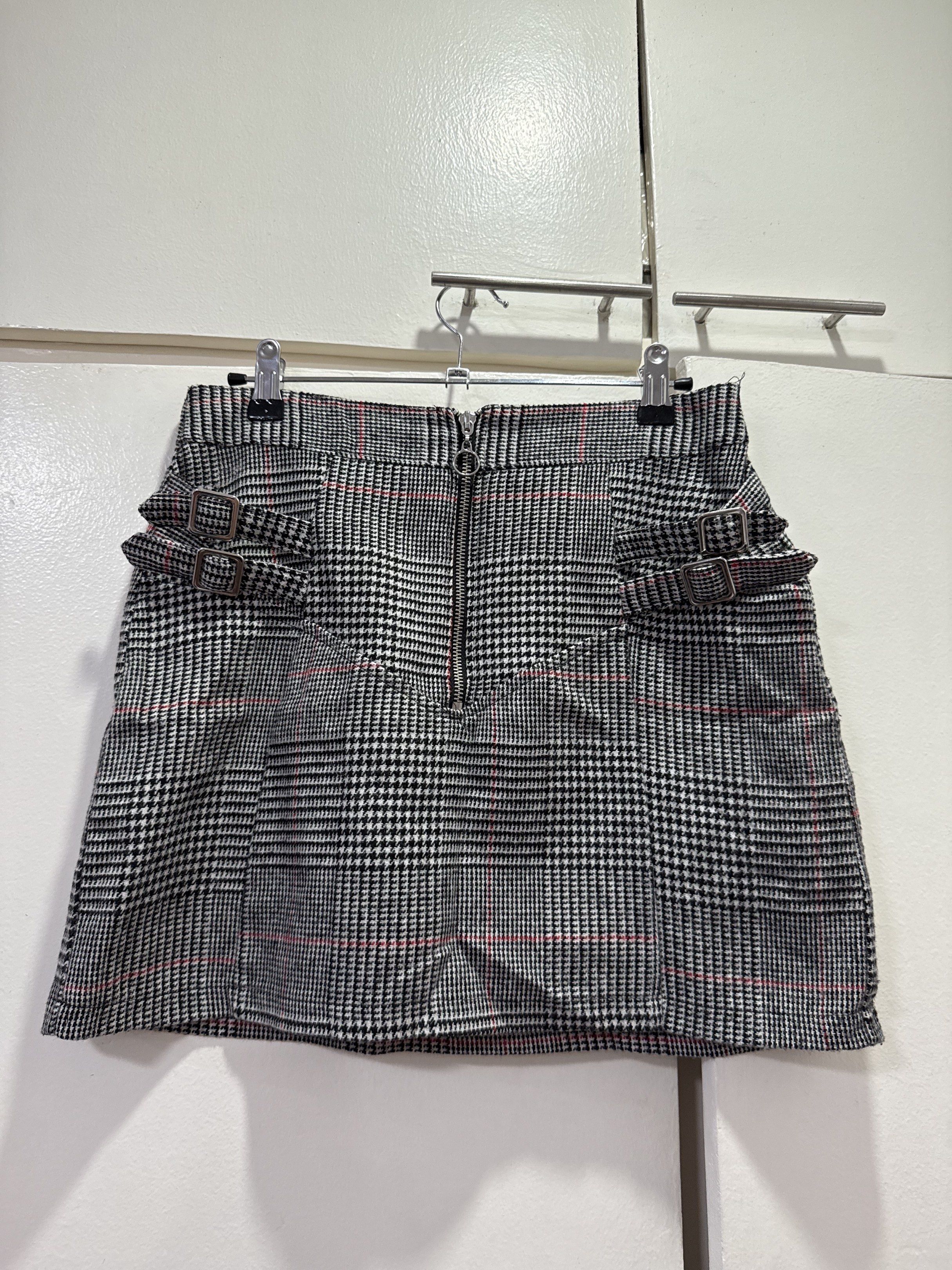 Topshop Plaid Mini Skirt (Category: Skirts) located in Las Pinas. Submitted by kva13 (Listing ID 1418426298, Image 1). Description: - Topshop Petite plaid skirt - Size: UK 10 / EUR 38 / US 6 - Features: Zipper closure, buckle details .