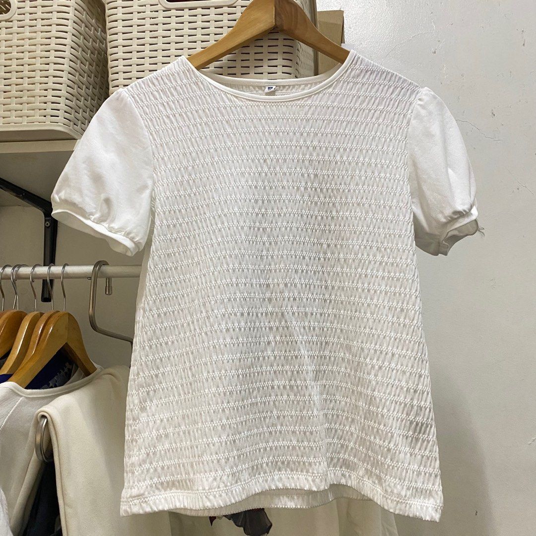 Uniqlo White Top Shirt (Category: Blouses) located in Pasig City. Submitted by preloved_mnla (Listing ID 1418405751, Image 2). Description: Fits size small to medium. Uniqlo White Top, once worn only..