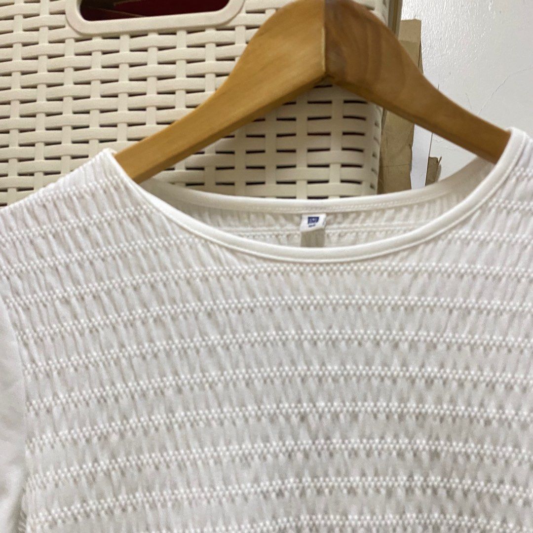 Uniqlo White Top Shirt (Category: Blouses) located in Pasig City. Submitted by preloved_mnla (Listing ID 1418405751, Image 3). Description: Fits size small to medium. Uniqlo White Top, once worn only..