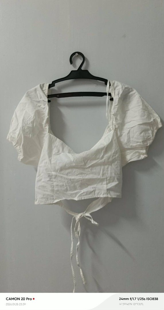 White Puff Sleeve Crop Top (Category: Blouses) located in Quezon City. Submitted by sheila0721 (Listing ID 1418463789, Image 1). Description: - White crop top - Puff sleeves - Square neckline - Tie-back design - Textured fabric fit S-M never been used.