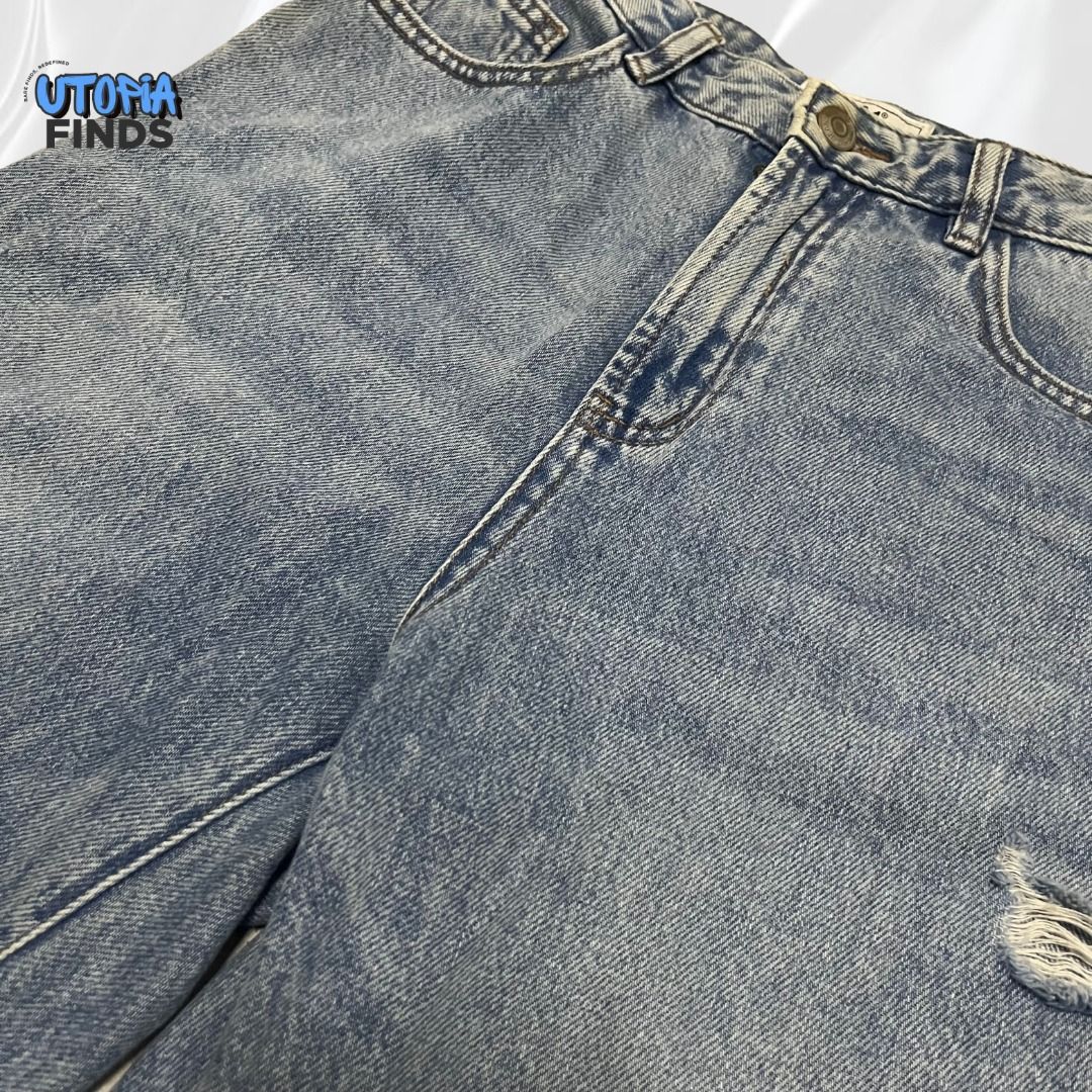 y2k Light Blue Denim Baggy Pants (Category: Jeans) located in Dasmarinas. Submitted by utopiafinds.ph (Listing ID 1418578665, Image 3). Description: W: 29 L: 41 H: 9 Size on tag: - Minimal distressing Color: Light Blue Wash: Stone Wash Material: Denim Loc: Dasmariñas Cavite .
