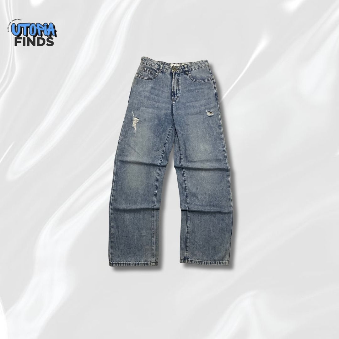 y2k Light Blue Denim Baggy Pants (Category: Jeans) located in Dasmarinas. Submitted by utopiafinds.ph (Listing ID 1418578665, Image 1). Description: W: 29 L: 41 H: 9 Size on tag: - Minimal distressing Color: Light Blue Wash: Stone Wash Material: Denim Loc: Dasmariñas Cavite .