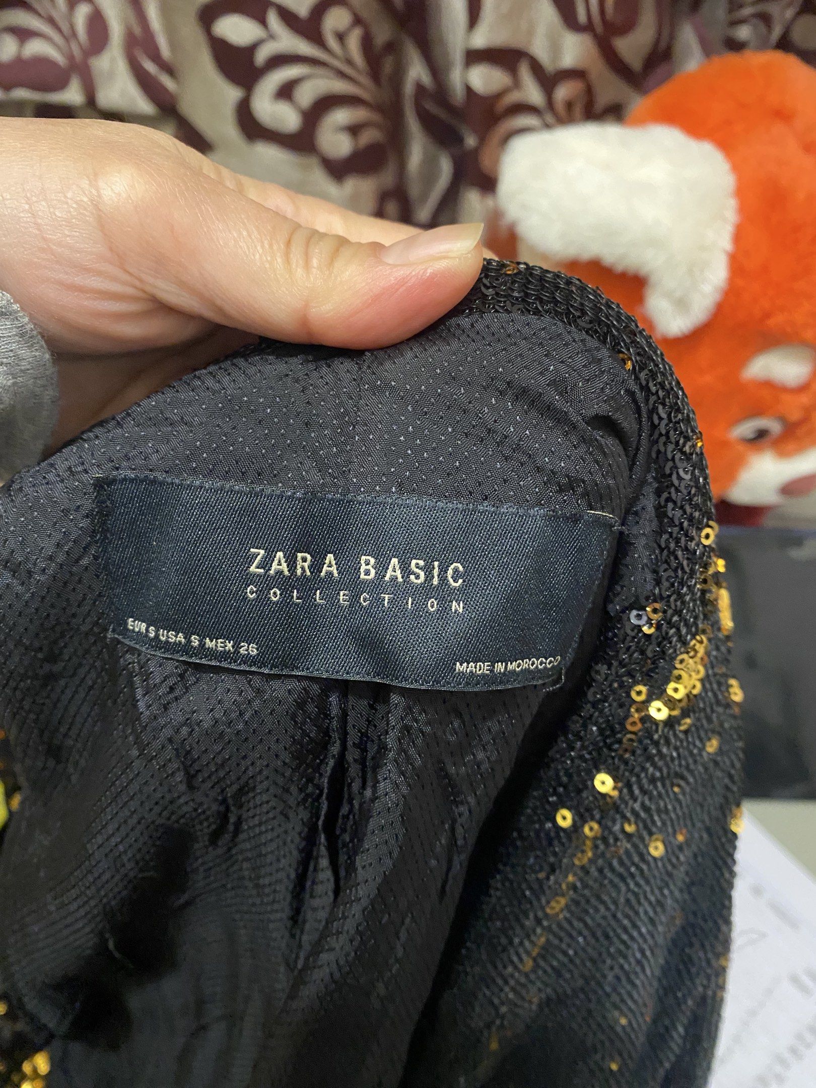 Zara Basic Sequin Blazer （分類：外套及戶外衣服）位於 Hong Kong。 由 eli08 提交（商品編號 1418551045，圖片 2）。簡介： Black sequin blazer from Zara Basic. Features a classic blazer design with two front pockets and a single-button closure. The blazer is fully lined and has a notched lapel. Made in Morocco. Size S.。