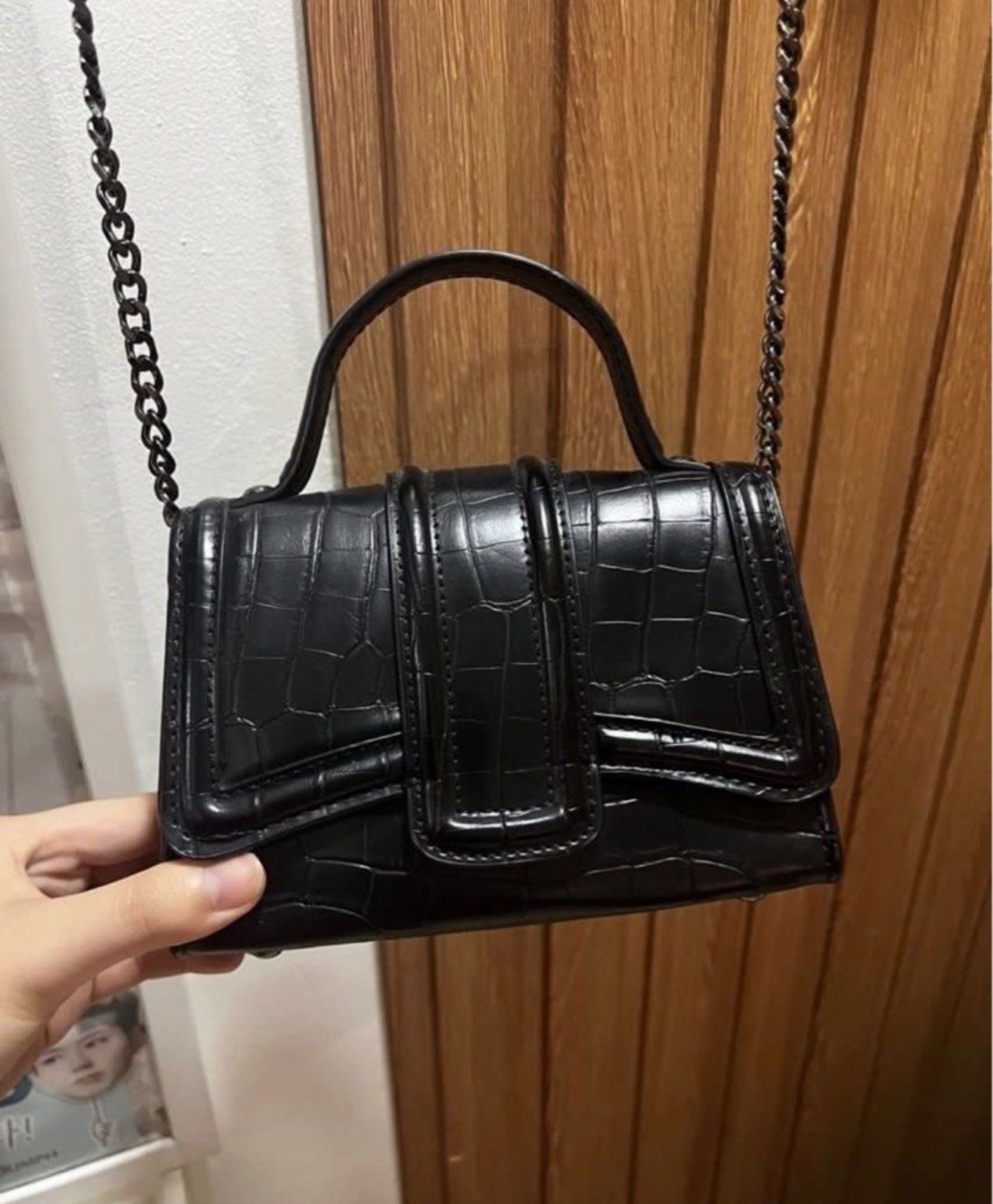 Zara Black Crossbody Bag (Category: Cross-body Bags) located in Cainta. Submitted by chainm (Listing ID 1418496271, Image 1). Description: Pristine conditon .