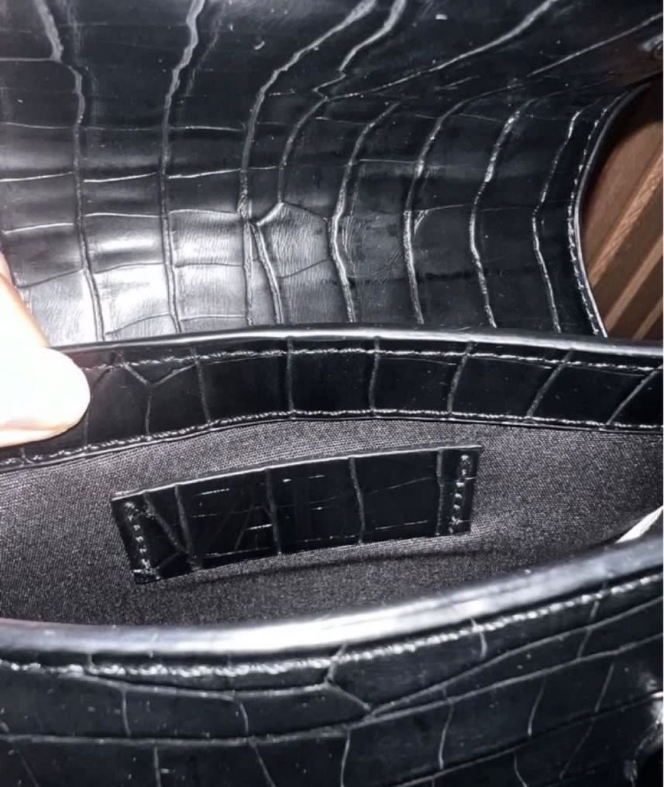 Zara Black Crossbody Bag (Category: Cross-body Bags) located in Cainta. Submitted by chainm (Listing ID 1418496271, Image 3). Description: Pristine conditon .