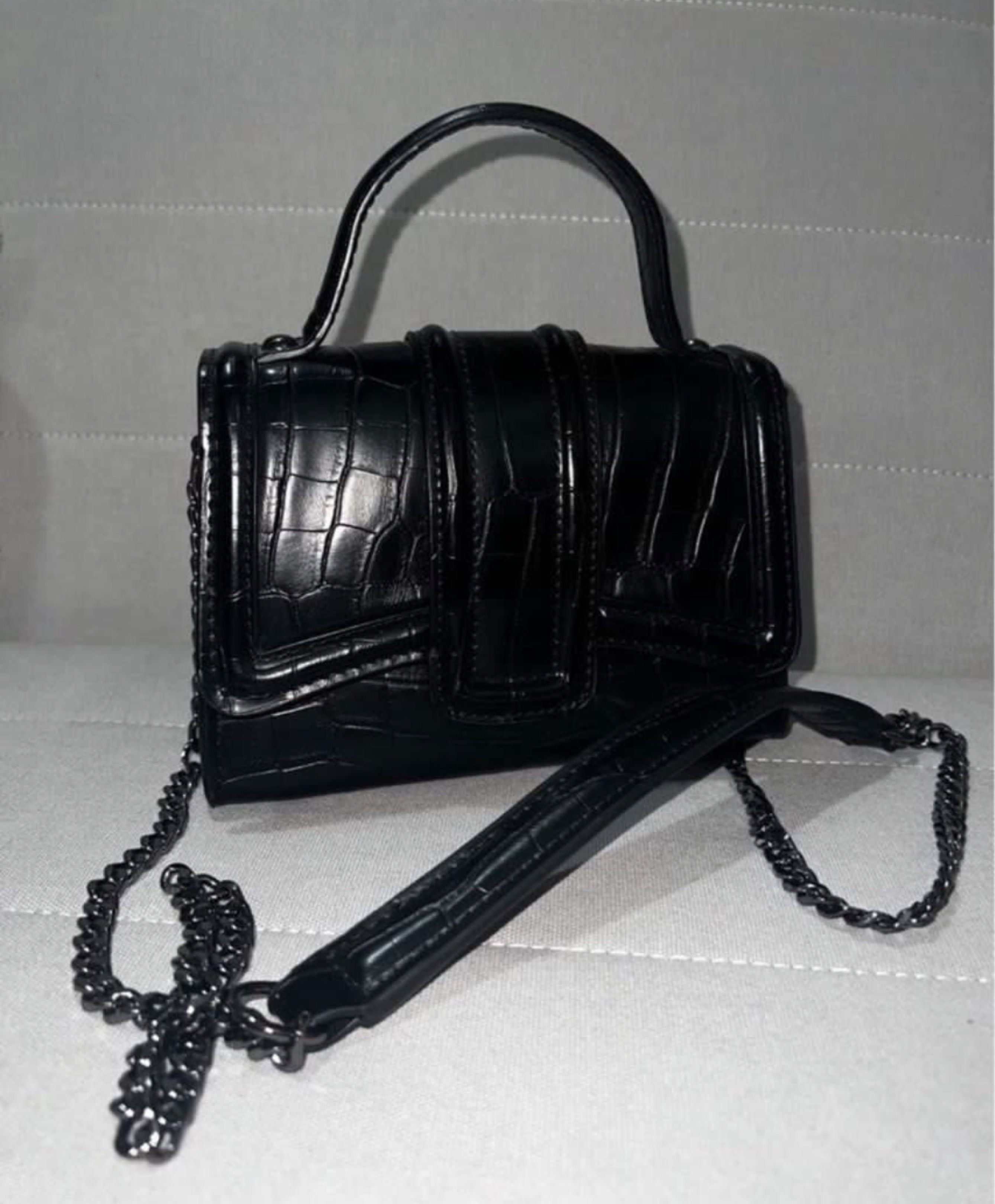 Zara Black Crossbody Bag (Category: Cross-body Bags) located in Cainta. Submitted by chainm (Listing ID 1418496271, Image 2). Description: Pristine conditon .
