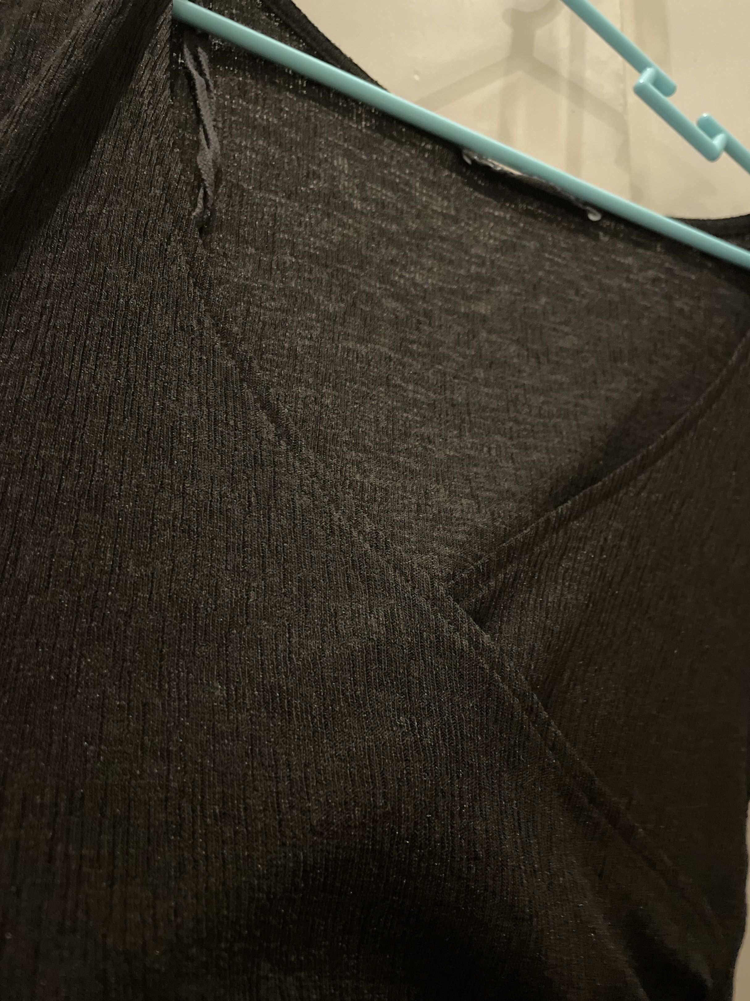 Zara Crossover Cropped Top (Category: Blouses) located in Las Pinas. Submitted by bmtl_ (Listing ID 1418562764, Image 3). Description: - Zara Crossover Cropped Top - Size: Small (can fit M) - Color: Black - Features a flattering crossover design RFS: Decluttering.