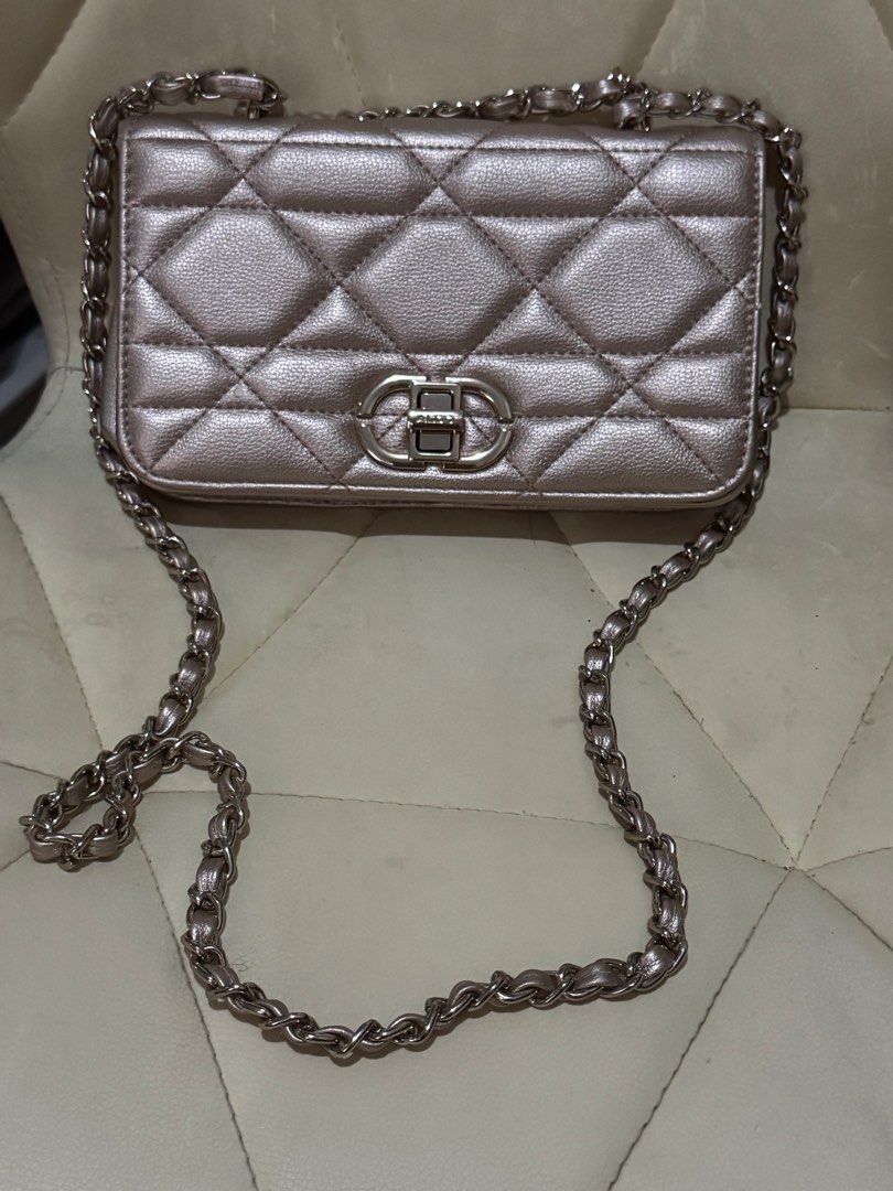 Aldo Quilted Chain Bag (Category: Luxury Bags & Wallets) located in Pasay City. Submitted by tanmaine22 (Listing ID 1413319898, Image 3). Description: - Aldo Sling Bag, convertible into Shoulder Bag and Pouch - Quilted design - Chain strap - Metallic finish - Rectangular shape - Flap closure with logo detail - Interior zippered pocket - Signs of wear on edges.