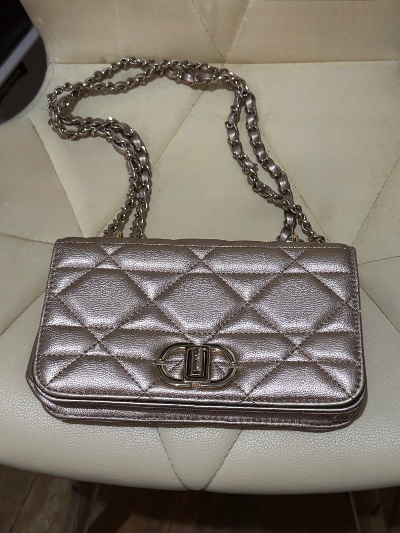 Aldo Quilted Chain Bag (Category: Luxury Bags & Wallets) located in Pasay City. Submitted by tanmaine22 (Listing ID 1413319898, Image 1). Description: - Aldo Sling Bag, convertible into Shoulder Bag and Pouch - Quilted design - Chain strap - Metallic finish - Rectangular shape - Flap closure with logo detail - Interior zippered pocket - Signs of wear on edges.