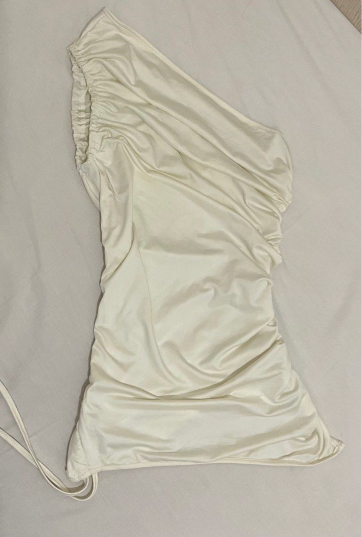 Asymmetrical One Shoulder Ruched Top (Cream) (Category: Blouses) located in Pasig City. Submitted by dinnerrollss (Listing ID 1413387915, Image 2). Description: Cream Asymmetrical One Shoulder Ruched Top 📏 SIZE: S ✔️ Never used ✔️ RFS: Decluttering ✔️ Original Price: Php 300 🌟‼️ Buy 3 or more items, get 10% off.