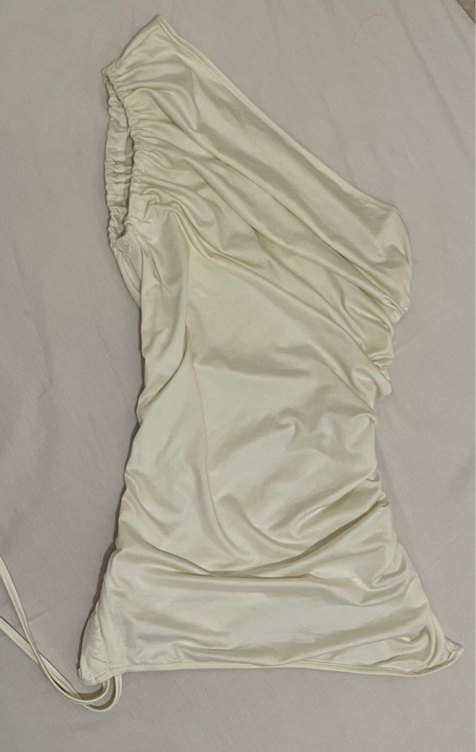 Asymmetrical One Shoulder Ruched Top (Cream) (Category: Blouses) located in Pasig City. Submitted by dinnerrollss (Listing ID 1413387915, Image 1). Description: Cream Asymmetrical One Shoulder Ruched Top 📏 SIZE: S ✔️ Never used ✔️ RFS: Decluttering ✔️ Original Price: Php 300 🌟‼️ Buy 3 or more items, get 10% off.