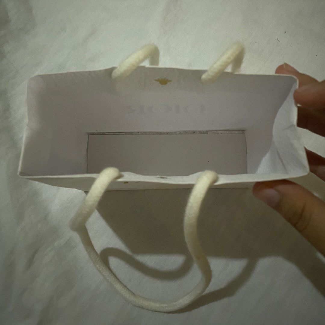 authentic dior gift bag (Category: Luxury Bags & Wallets) located in Manila. Submitted by decluttered67 (Listing ID 1413374366, Image 3). Description: - Authentic Dior gift bag (from a purchase in Taiwan) - White exterior - Gold Dior logo - White rope handles - White interior - Perfect for gifting small items - Collectible item Please read before buying: • 📦 Shipping fee to be shouldered by buyer • 💳 Mode of Payment: COD/GCash/Maya (Payment mus