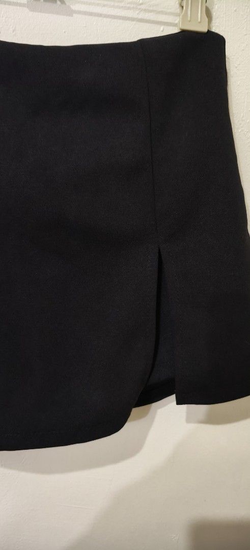 5 Black Shorts with Button Detail (Category: Shorts) located in Quezon City. Submitted by jonree (Listing ID 1413330726, Image 2). Description: 5 shorts all black size 26-27 .