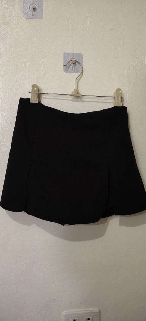 5 Black Shorts with Button Detail (Category: Shorts) located in Quezon City. Submitted by jonree (Listing ID 1413330726, Image 1). Description: 5 shorts all black size 26-27 .