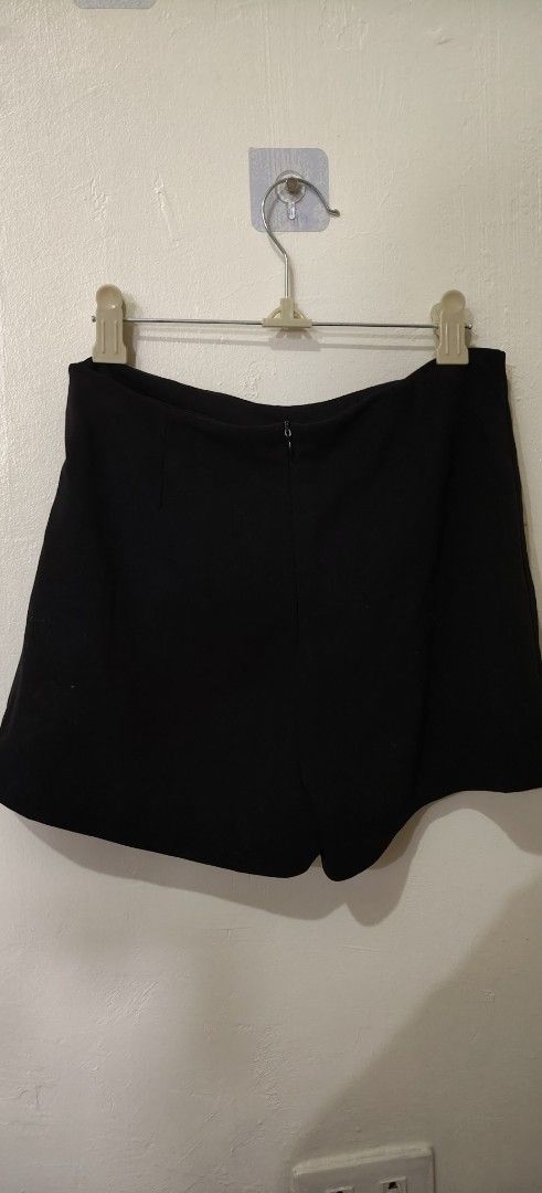 5 Black Shorts with Button Detail (Category: Shorts) located in Quezon City. Submitted by jonree (Listing ID 1413330726, Image 3). Description: 5 shorts all black size 26-27 .