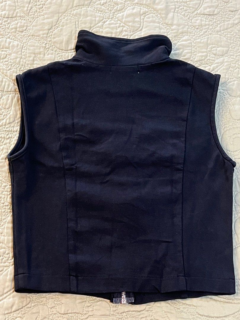 Black Sleeveless Vest with Zipper (Category: Sleeveless) located in Quezon City. Submitted by kiesells12 (Listing ID 1413335699, Image 2). Description: Black Sleeveless Vest with Zipper - thick and nice quality top from South Korea ** Actual product color may differ slightly due to lighting and camera settings RFS: decluttering МОР: BPI Fund Transfer / Gcash / Maribank For more details or photos, feel free to send me a PM! 💌.