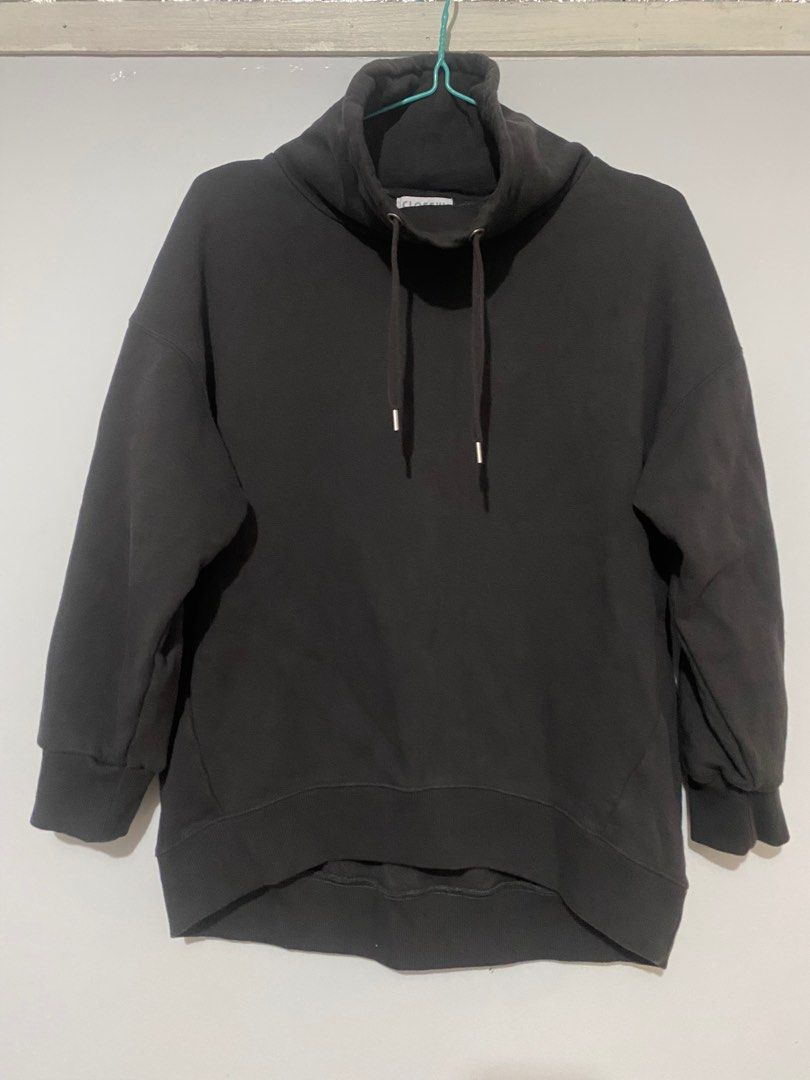 Black Turtleneck Sweatshirt (Category: Longsleeves) located in San Pedro. Submitted by jen.declutter (Listing ID 1413283367, Image 1). Description: - Black turtleneck sweatshirt - Drawstring neckline - Long sleeves - Relaxed fit - Ribbed cuffs and hem - Versatile for casual wear Fits to Small - medium body frame.
