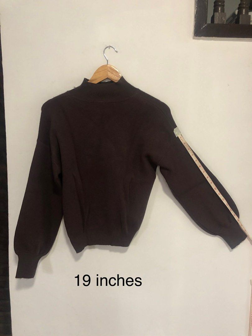 Brown Turtleneck Sweater (Category: Longsleeves) located in San Pedro. Submitted by offspaces__ (Listing ID 1413320413, Image 1). Description: Thick material. Will def keep you warm.