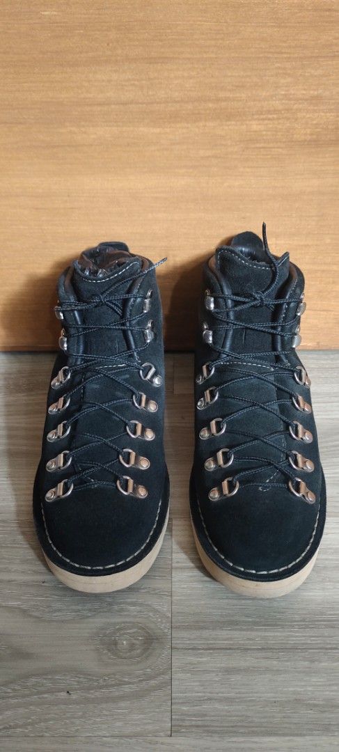 Danner Supreme 30820X Men EE Gore-Tex Boots (Category: Boots) located in San Mateo. Submitted by roxyj120919 (Listing ID 1413251653, Image 3). Description: - Danner boots in black suede - White stitching detail - Lace-up design with metal eyelets - Vibram sole - Gore-Tex - US size 7, UK 6.5, EU 40 - Made in USA - in good condition.