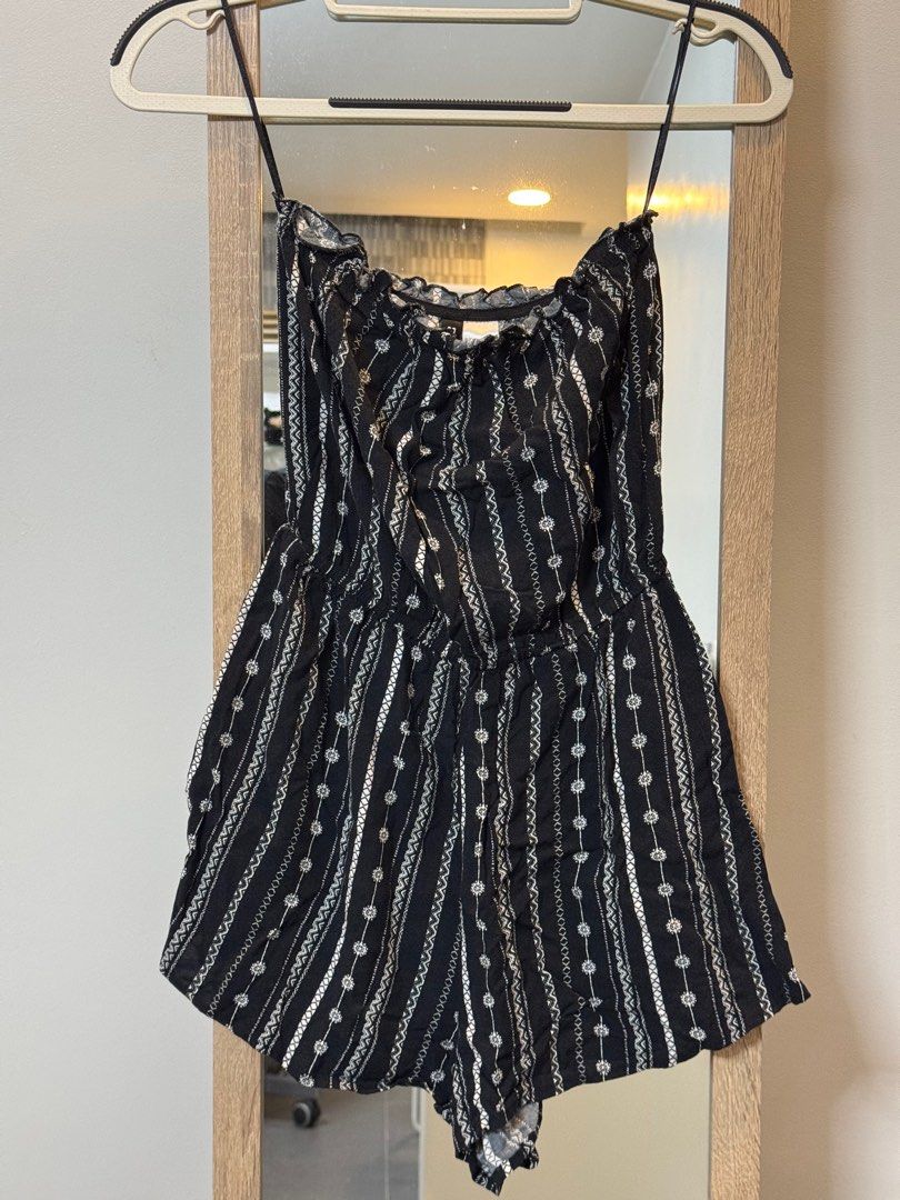 Divided Black and White Romper (Category: Rompers) located in Makati City. Submitted by sphpnd (Listing ID 1413282036, Image 1). Description: H&M Romper —still looks good and there’s no flaws —used this like 4/5 times lang and still perfect 📍 Makati/Paranaque 〰️ Meet up: Ayala Malls Manila Bay 📩 PM if interested!.