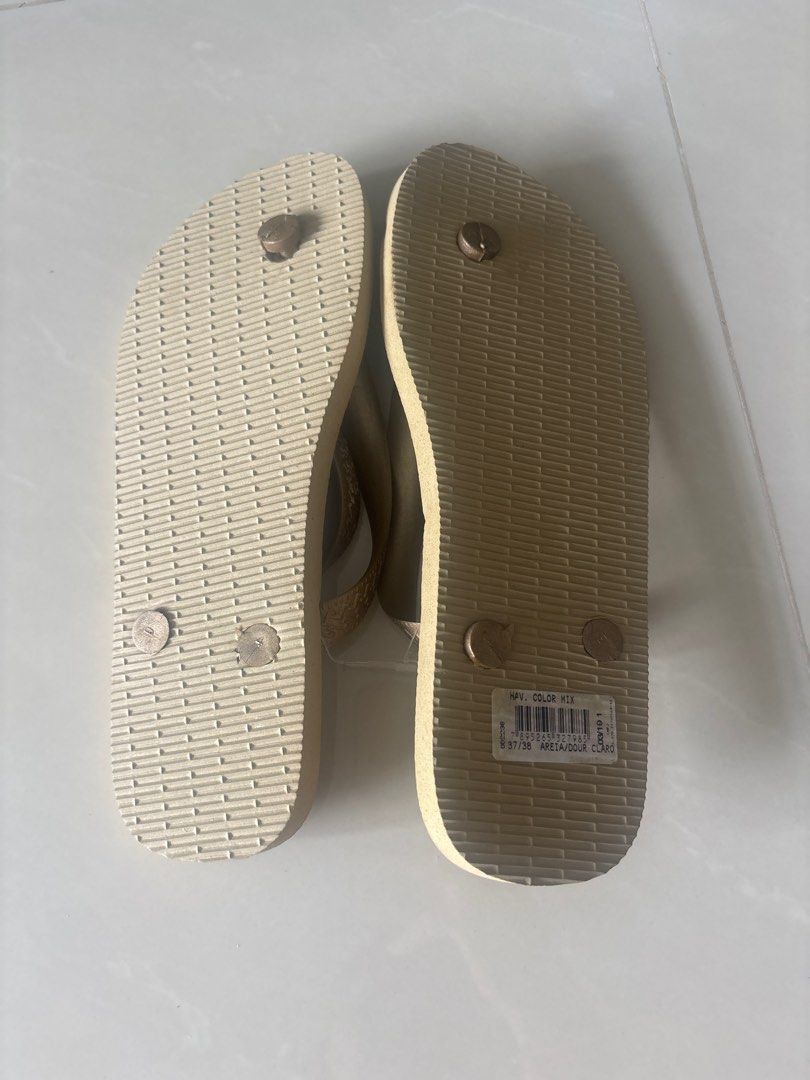Havaianas Flip-Flops - Beige (Category: Flipflops and Slides) located in Singapore. Submitted by revealedtreasures (Listing ID 1413307918, Image 2). Description: - Lightly used Havaianas flip-flops - Beige color - size: 37/38 - Perfect for casual wear and the beach - Comfortable and stylish -brand new, never worn before - clearing cause been in cupboard for too long.