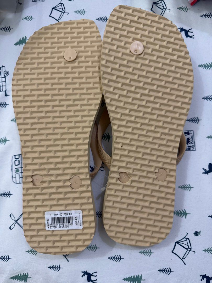 Havaianas Top Beige Flip-Flops (Category: Slippers and slides) located in Manila. Submitted by janelica220598 (Listing ID 1413432377, Image 3). Description: - Genuine Havaianas flip-flops - Beige color - Size: 37-38 - Features Havaianas logo - Textured soles for grip - Includes original packaging - Perfect for everyday use.