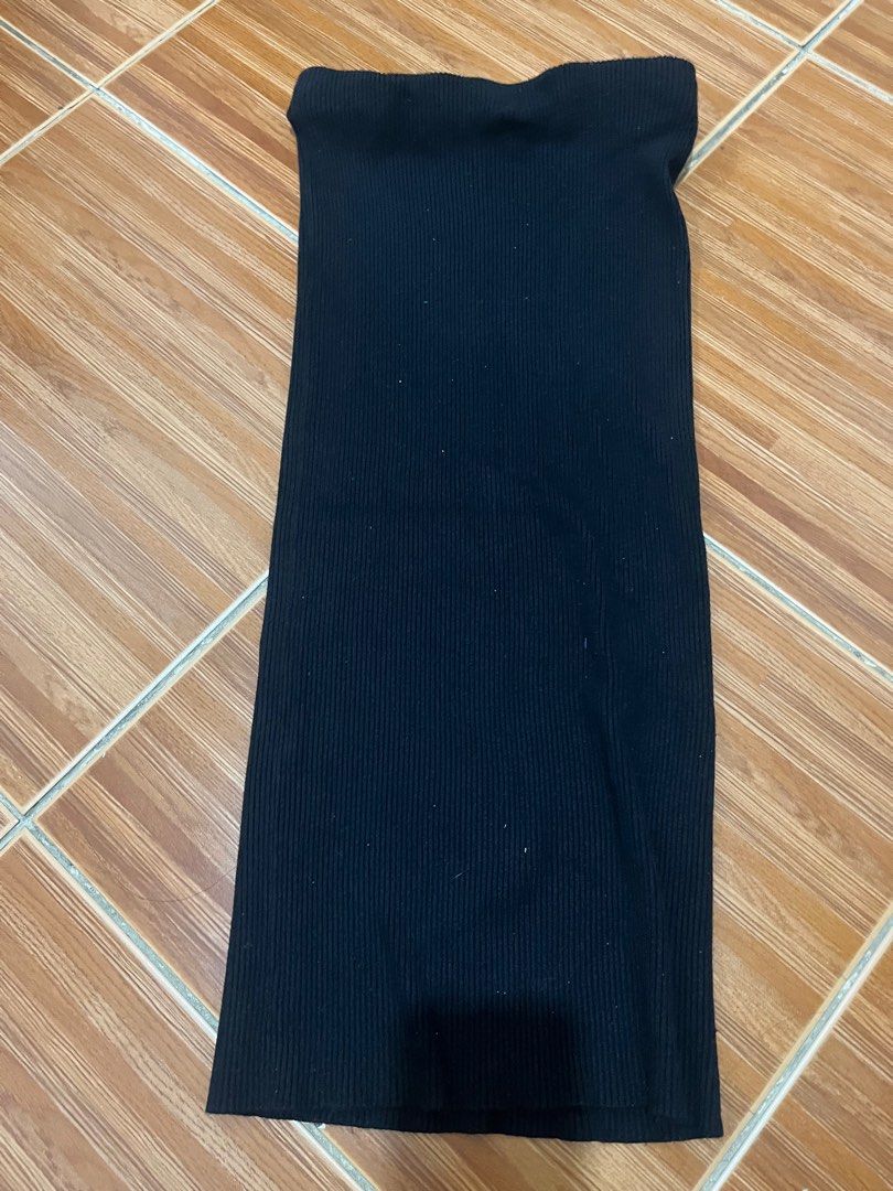 H&M Black Ribbed Midi Skirt (Category: Skirts) located in Pasig City. Submitted by shopsxfinds (Listing ID 1413373725, Image 2). Description: - H&M black midi skirt - Size: XS - Style: Ribbed bodycon - Versatile for various looks - Creates a sleek and stylish appearance ₱600 original price.