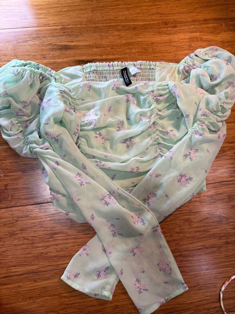 H&M Divided Floral Top (Category: Sleeveless) located in Paranaque City. Submitted by maryporras (Listing ID 1413297642, Image 2). Description: - H&M Divided floral top - Features a light green color with purple and white floral print - Design: Long sleeves and gathered bodice - Size: EUR 36, UK 8, CN 160/84A.