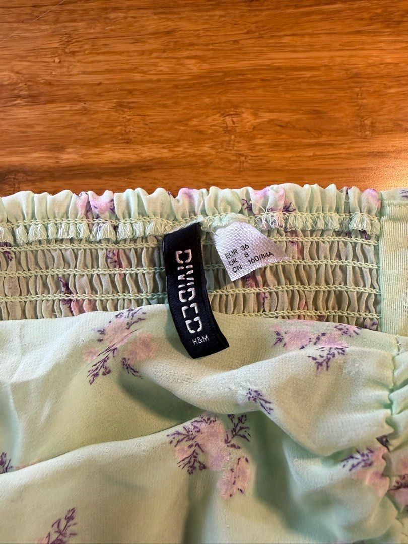H&M Divided Floral Top (Category: Sleeveless) located in Paranaque City. Submitted by maryporras (Listing ID 1413297642, Image 1). Description: - H&M Divided floral top - Features a light green color with purple and white floral print - Design: Long sleeves and gathered bodice - Size: EUR 36, UK 8, CN 160/84A.