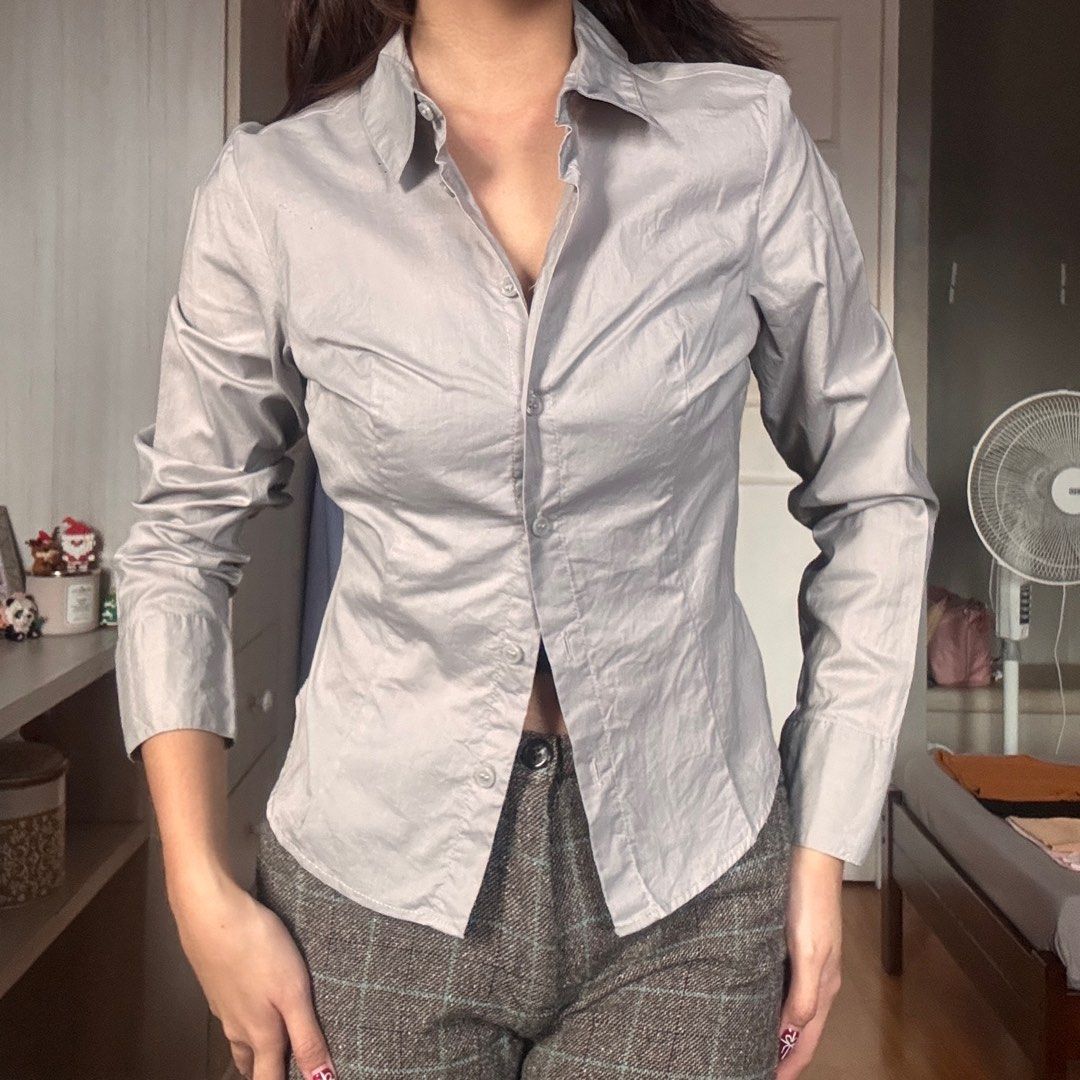 H&M Divided Silver Blouse - Size S (Category: Blouses) located in Quezon City. Submitted by kaeshops (Listing ID 1413364875, Image 2). Description: Decluttering my preloved clothes! PM me for more photos 🩷 items are negotiable if buying multiple items! Can do meet-ups or ship from Diliman, QC or Sampaloc, Manila - H&M Divided silver blouse - Suuuper love the fit on me! Figure hugging but still comfortable - Size: S - Design: Button-down, long sl