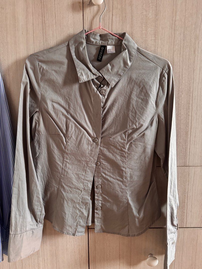 H&M Divided Silver Blouse - Size S (Category: Blouses) located in Quezon City. Submitted by kaeshops (Listing ID 1413364875, Image 3). Description: Decluttering my preloved clothes! PM me for more photos 🩷 items are negotiable if buying multiple items! Can do meet-ups or ship from Diliman, QC or Sampaloc, Manila - H&M Divided silver blouse - Suuuper love the fit on me! Figure hugging but still comfortable - Size: S - Design: Button-down, long sl