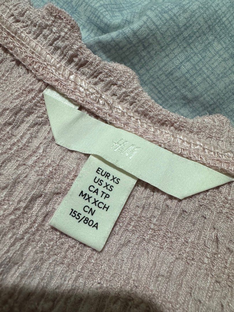 H&M Pink Textured Crop Top (Category: Sleeveless) located in Manila. Submitted by itswayne (Listing ID 1413278756, Image 2). Description: - H&M crop top - Size: XS - Color: Light pink - Features: Textured design, button-down front, ruffled neckline - Sleeves: Short - Style: Crop top - rfs: doesn’t fit me T_T - used once only, gifted .
