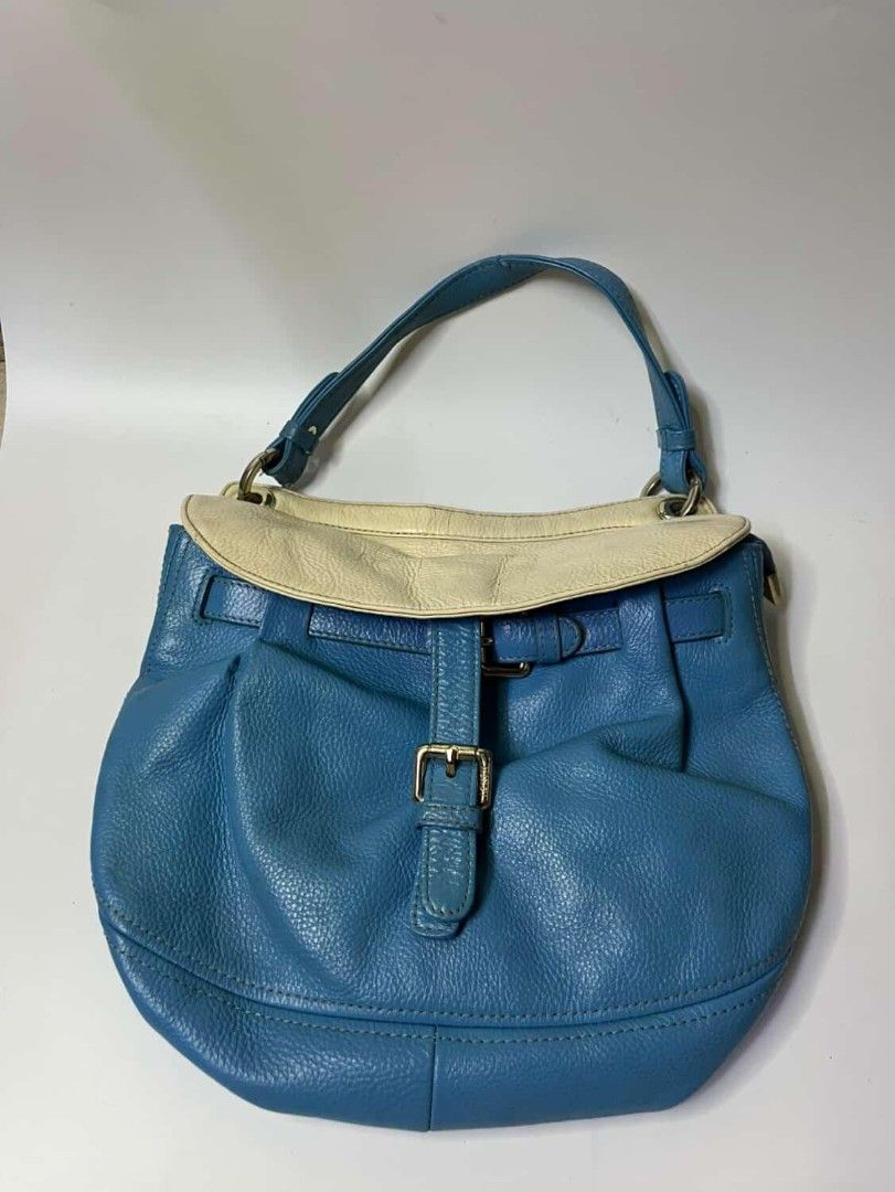 SHOULDER BAG (Category: Luxury Bags & Wallets) located in Quezon City. Submitted by alternativefinds (Listing ID 1413277150, Image 1). Description: FOR SALE Authentic Hongu luxury handbag (China). Beautiful blue hobo bag with cream flap detail, soft leather, and a roomy interior. Gently used and very stylish. PRICE:1199 LOC COMMONWEALTH QC DM TO PURCHASE AND FOR MORE DETAILS ISSUE INDICATED IN PICTURE.