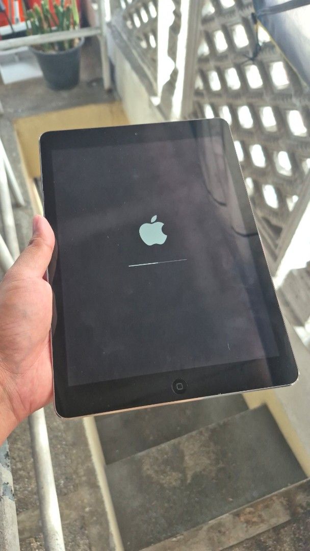 iPad Air 1st gen (Category: iPad) located in Quezon City. Submitted by lois_s3 (Listing ID 1413310539, Image 3). Description: - Silver color - 16gb storage - IOS 12.5.7.