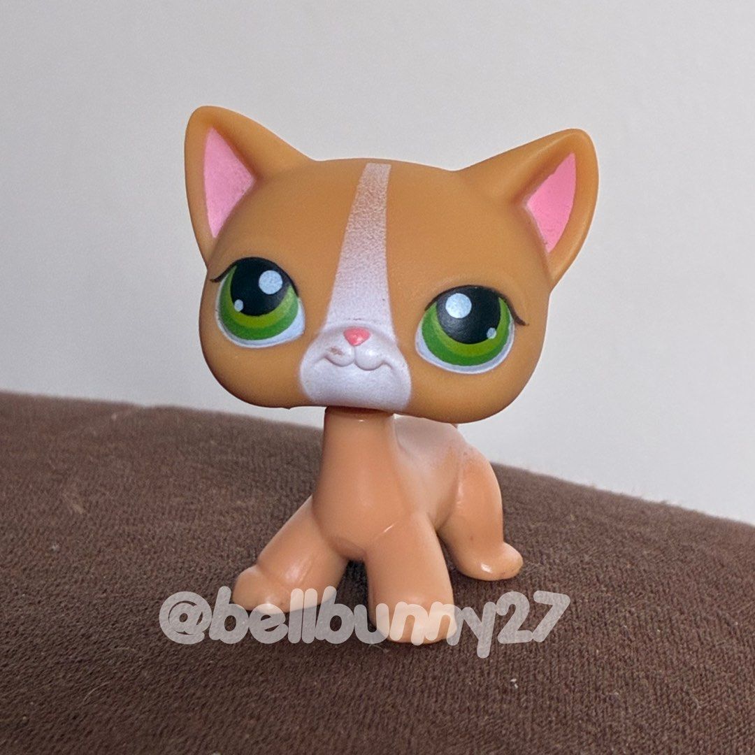 LPS Shorthair Cat - #72 (Category: Figurines & Statues) located in Manila. Submitted by bellbunny27 (Listing ID 1413318207, Image 1). Description: LPS Shorthair Cat - #72 LAO for her. Either trades or prices are accepted as offers. GUARANTEED AUTHENTIC✅ • She is very clean and almost has no flaws at all. • Her only flaw is the little chip near her mouth which is easily fixable. I just currently have no paint for her Important note: I ONLY do deli