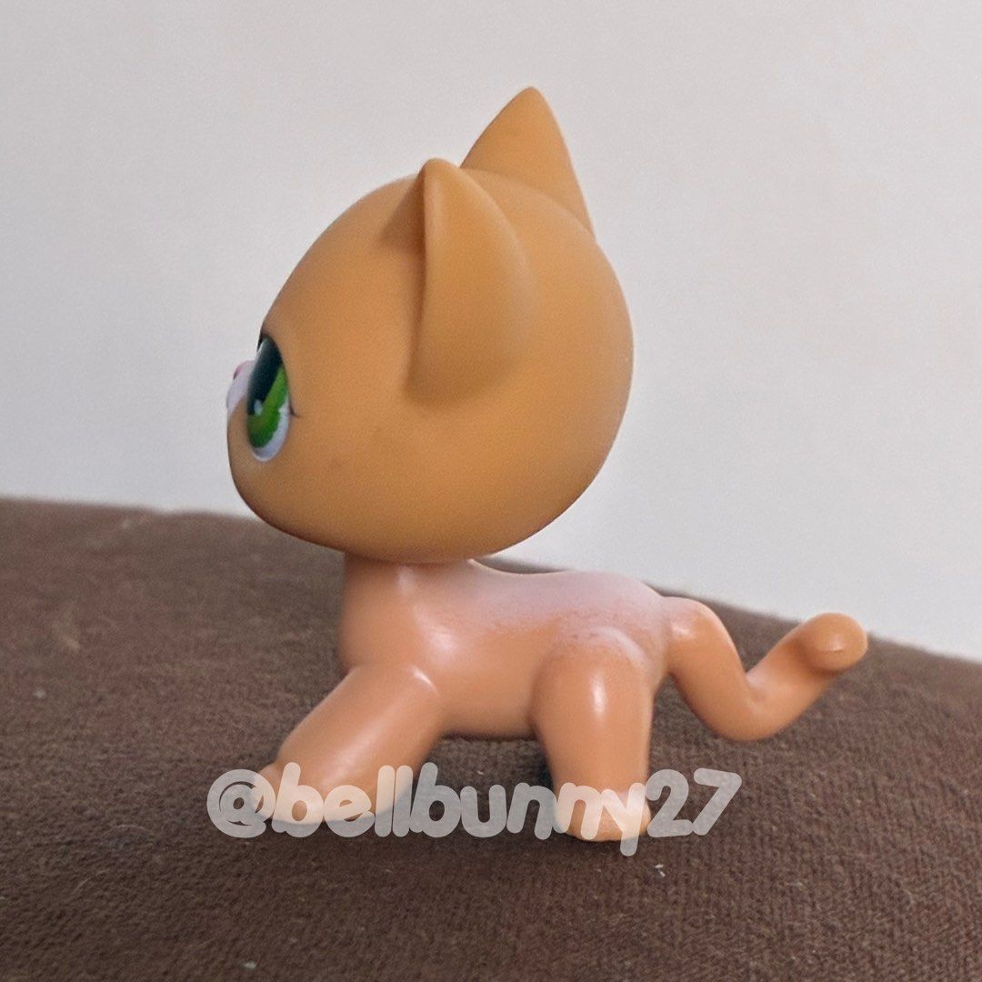 LPS Shorthair Cat - #72 (Category: Figurines & Statues) located in Manila. Submitted by bellbunny27 (Listing ID 1413318207, Image 2). Description: LPS Shorthair Cat - #72 LAO for her. Either trades or prices are accepted as offers. GUARANTEED AUTHENTIC✅ • She is very clean and almost has no flaws at all. • Her only flaw is the little chip near her mouth which is easily fixable. I just currently have no paint for her Important note: I ONLY do deli