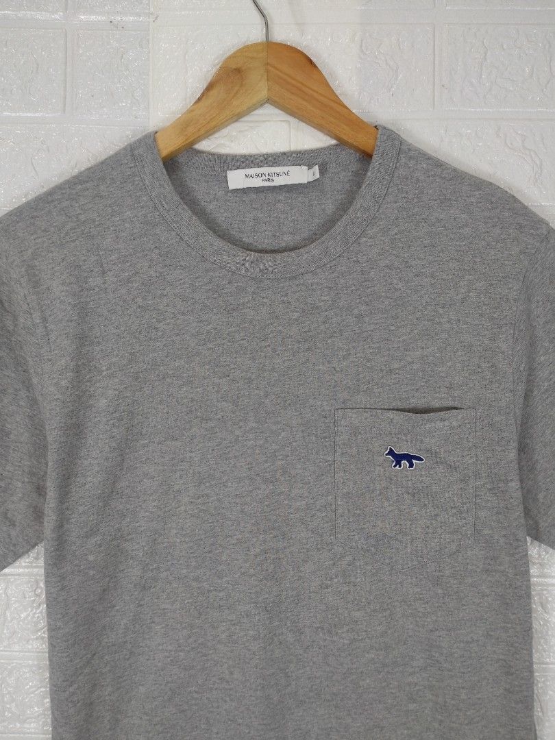 Maison Kitsune Fox Pocket Tee (Category: Luxury Apparel) located in Baguio. Submitted by dansteals (Listing ID 1413283080, Image 2). Description: - Maison Kitsune t-shirt - Color: Gray - Size: XS - Design: Fox logo on pocket - Material: 100% Cotton - Style: Crew neck, short sleeves 27 x 19 MEDIUM .