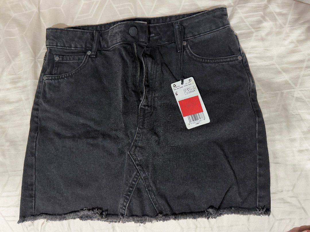 Mango black maong skirt (Category: Skirts) located in Taguig. Submitted by eserehtmil (Listing ID 1413370620, Image 1). Description: Mango black maong skirt Brand new, with tag Shipping shouldered by buyer Zara, Anika, Love Bonito, Editor's Market.