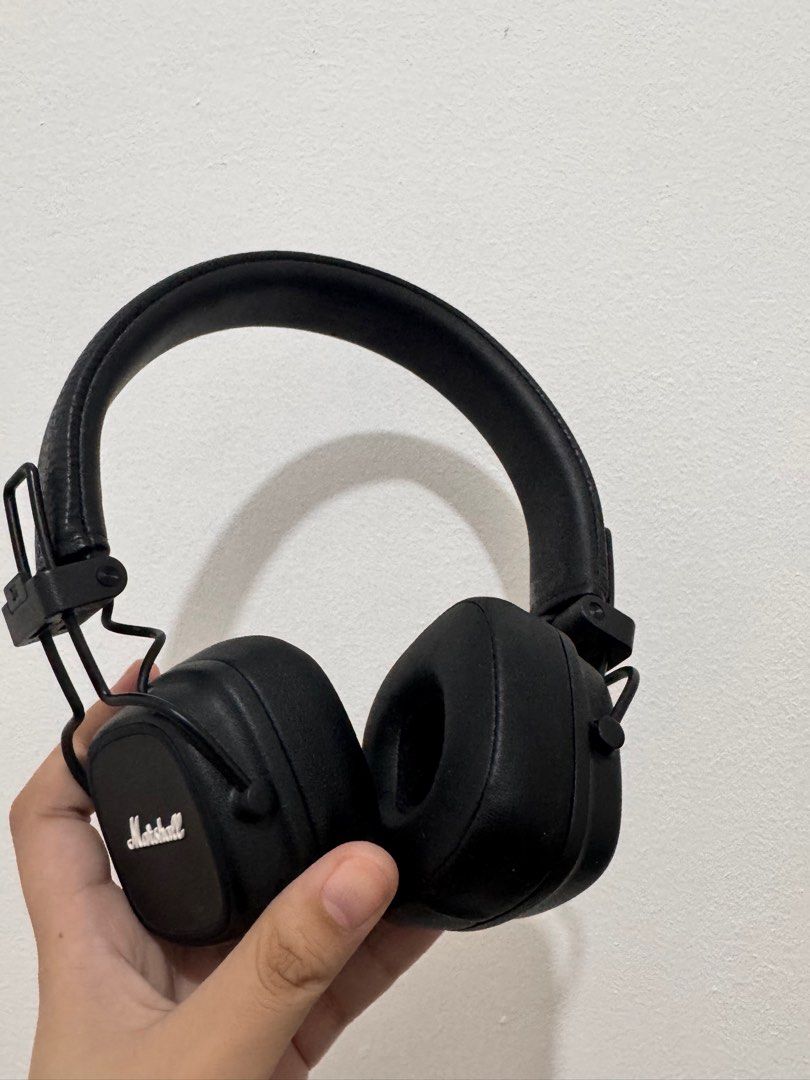Marshall Major IV (Category: Headphones & Headsets) located in Cainta. Submitted by hephepeli (Listing ID 1413291593, Image 3). Description: - Black Marshall Major IV Bluetooth headphones - Includes original box - USB-C charging cable included - 3.5mm audio cable included - Carrying case included - 80+ hours of wireless playtime - Wireless charging enabled - leather’s wearing off.