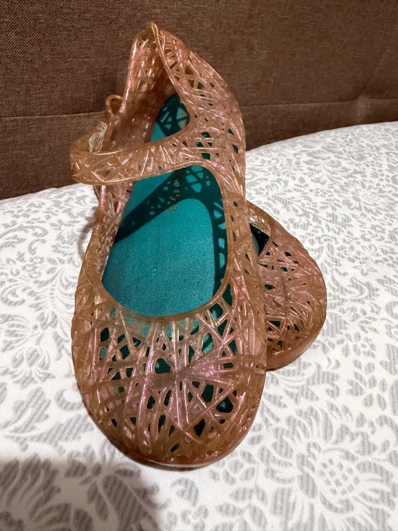 Mini Melissa Pink Jelly Shoes (Category: Babies & Kids Fashion) located in Makati City. Submitted by rhen00 (Listing ID 1413247374, Image 1). Description: - Adorable Mini Melissa jelly shoes - Shimmering pink color - Mary Jane style with strap - Open design - Size: 9 US, 26/27 EUR, 23/24 BRA, 15 JPN - Made in Brazil.
