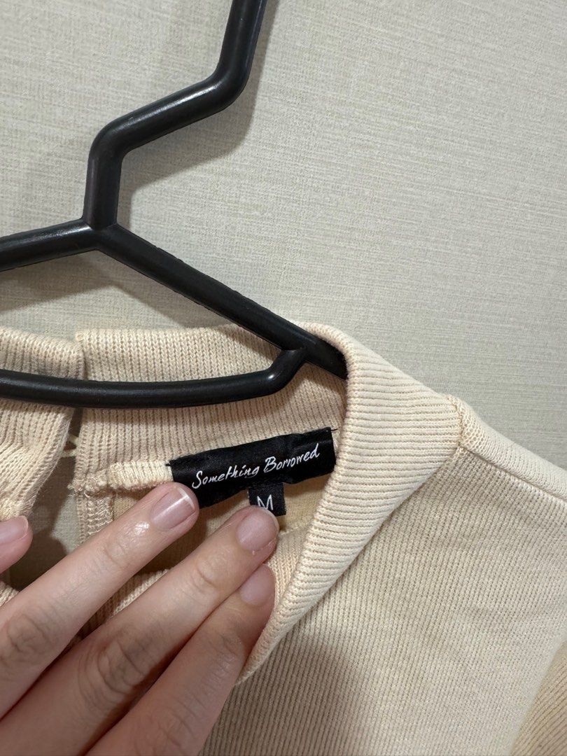 Mock Neck Cream Sweater (Medium) (Category: Longsleeves) located in Quezon City. Submitted by declutter_cts (Listing ID 1413275036, Image 2). Description: Bought from Zalora (Brand: Something Borrowed) Worn once.