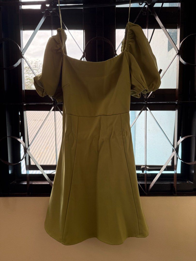 Pomelo Short Puffed Sleeve Mini Dress (Category: Dresses) located in San Pedro. Submitted by krisdl11 (Listing ID 1413229349, Image 2). Description: - Pomelo mini dress - Size: L - Features: - Square neckline - Short puffed sleeves - Fitted bodice - A-line skirt - Color: Light green - Suitable for casual wear and daytime events.