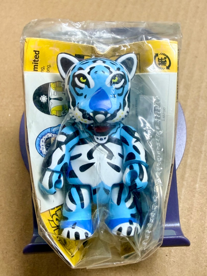 【絕版潮玩】Toy2R QEE 2吋公仔 UK Design-A-Qee 系列 藍色老虎 Tiger Cat by Isobel ...