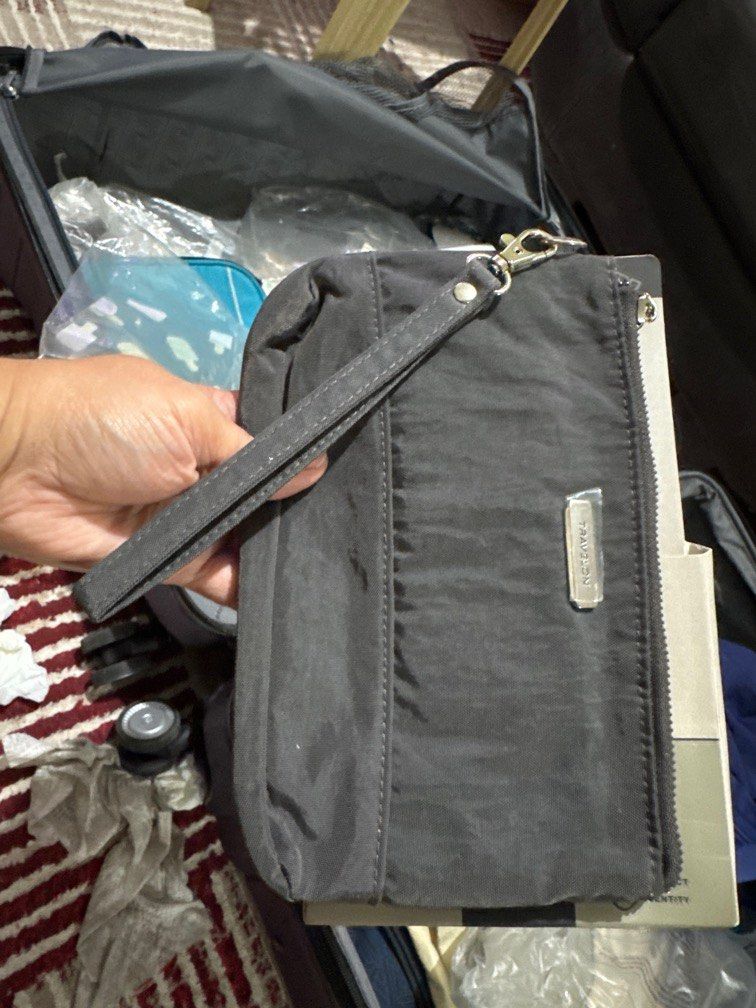 Travelon Wristlet Clutch (Category: Purses & Pouches) located in San Juan City. Submitted by idecluttersj (Listing ID 1413301841, Image 3). Description: .