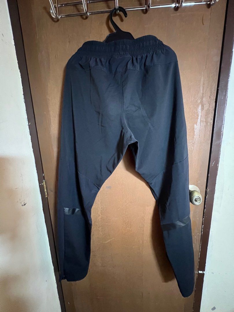 Under Armour ColdGear Black Pants SM (Category: Joggers) located in Paranaque City. Submitted by chixhi (Listing ID 1413365116, Image 2). Description: - Under Armour ColdGear pants - Size:Up to 29 in - Fitted cut - Drawstring waist -RFS: decluttering.