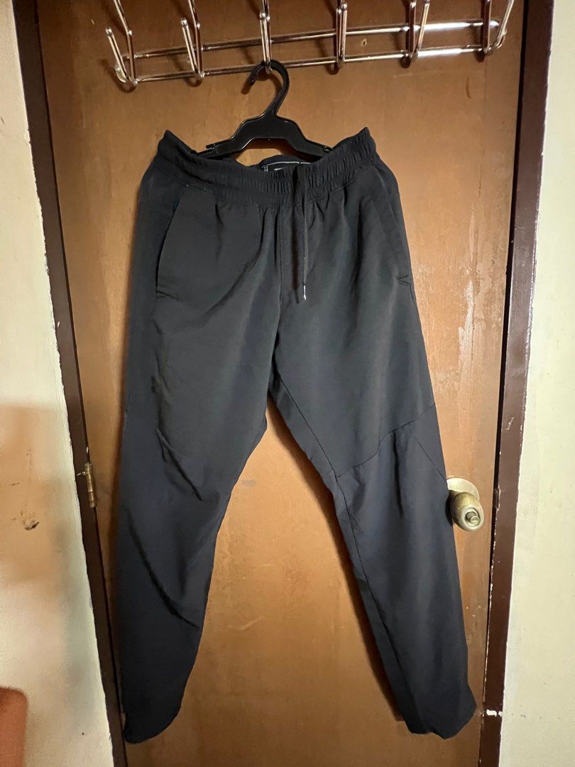 Under Armour ColdGear Black Pants SM (Category: Joggers) located in Paranaque City. Submitted by chixhi (Listing ID 1413365116, Image 1). Description: - Under Armour ColdGear pants - Size:Up to 29 in - Fitted cut - Drawstring waist -RFS: decluttering.