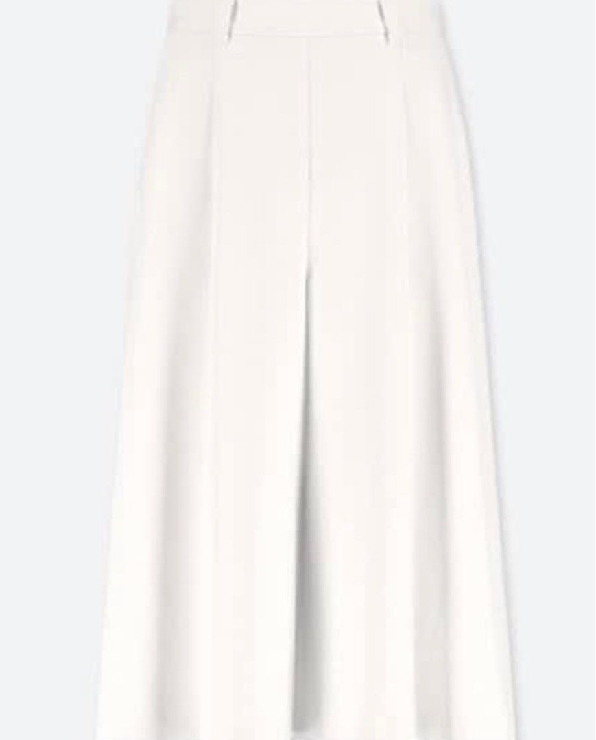 Uniqlo White Culottes XS (Category: Other Bottoms) located in Quezon City. Submitted by WizeSpender (Listing ID 1413262701, Image 1). Description: - Uniqlo White Culottes - Size: XS - Waist: 24-25 inches / 60.5-63.5cm - Features: Wide-leg design - Material: Polyester and Spandex blend - Made in China.