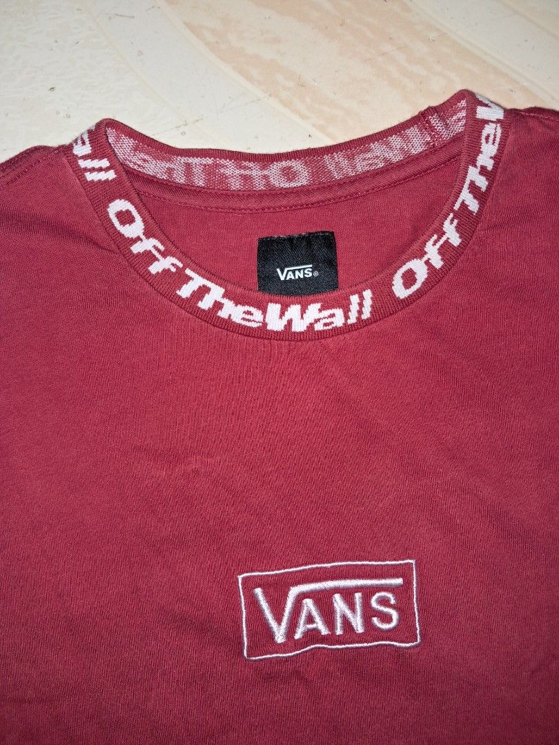 Vans Off The Wall T-Shirt - Maroon (Category: Tshirts & Polo Shirts ) located in Silang. Submitted by segundalifestyle (Listing ID 1413263211, Image 2). Description: - Maroon Vans t-shirt - Size: Medium - 19 X 28 inches - Features "Off The Wall" text on collar - Vans logo on chest - Classic crew neck design .