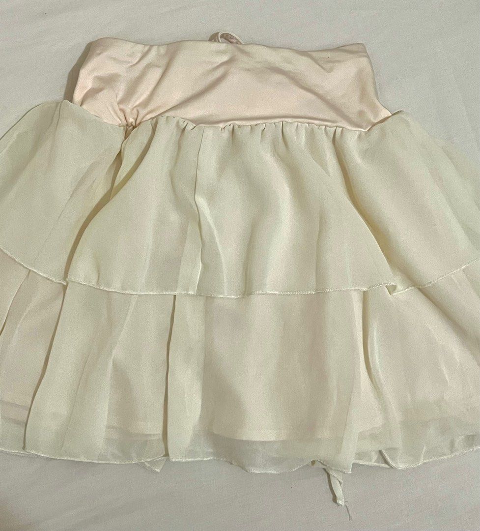 White Layered Flowy Hem Skirt (Category: Skirts) located in Pasig City. Submitted by dinnerrollss (Listing ID 1413384835, Image 3). Description: White Layered Flowy Hem Skirt 📏 SIZE: XS-S ✔️ Never used ✔️ RFS: Decluttering ✔️ Original Price: Php 450 🌟‼️ Buy 3 or more items, get 10% off.